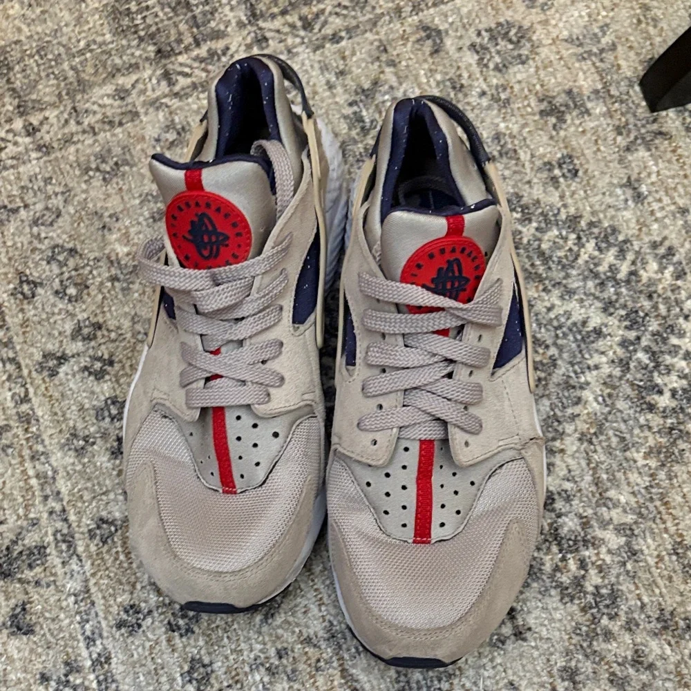 Nike‎ Air Huaracne Men's Beige and Navy Sneakers